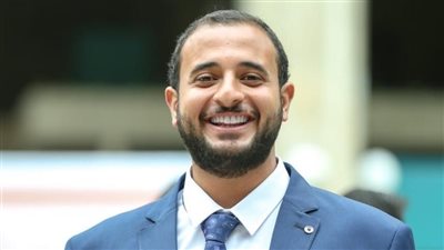 من بياع مخلل إلى محاضر في اليونسكو.. شاب يعتمد على ذاته لرسم قصة نجاحه | صور