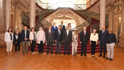 جامعة عين شمس تناقش توفير عدد من فرص التدريب والتوظيف لطلبة وخريجي كلياتها