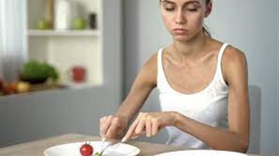 بعد إعلان بلوجر الإصابة به..طبيب نفسي يوضح أعراض اضطراب الطعام القهري