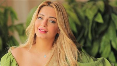 من تورتة لـ فستان أبيض وبدلة سوداء.. مي حلمي تحيّر جمهورها بشأن ارتباطها