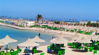 رغم الإجازة الأسبوعية.. إقبال ضعيف على شواطئ الغردقة بسبب انخفاض درجات الحرارة | صور