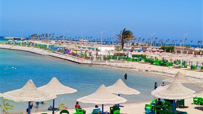 لجنة وزارة الصحة تواصل حملتها المكبرة على فنادق الغردقة بعد إصابة 47 سائح بتسمم غذائي