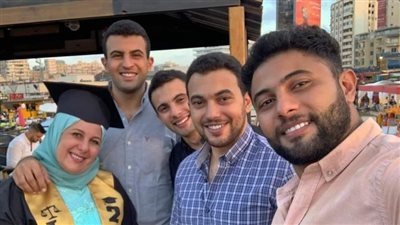 4 شباب يحتفلون بتخرج والدتهم من كلية الحقوق وزواجها