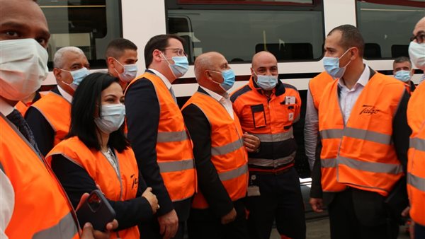 وزير النقل خلال الجولة