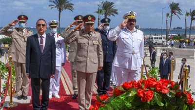 قيادات الإسكندرية يضعون إكليلا من الزهور على النصب التذكاري للشهداء في الذكرى 48 لانتصارات أكتوبر