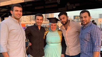 فخر للأمهات.. أم بسن الـ45 تتخرج في كلية الحقوق بالإسكندرية