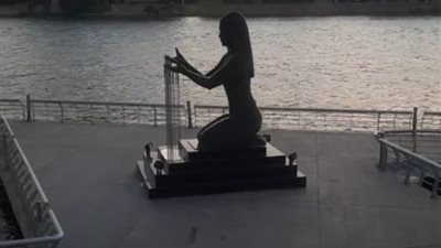 سيدة تجلس في وضع فرعوني.. تمثال ممشى أهل مصر بـ كورنيش النيل يجذب أنظار المواطنين