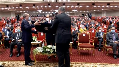وزير العدل يسلم درع القضاء المصري للرئيس السيسي