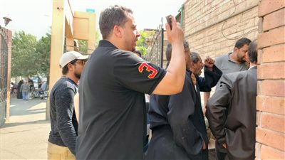 الأهالي ينتظرون خروج جثمان الطفلة نورهان من مشرحة مستشفى طنطا الجامعي