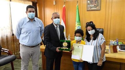 محافظ الإسماعيلية يكرم الفائز بالمركز الأول على مستوى العالم في مسابقة الحساب الذهني العالمية │ صور