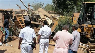 إزالة 30 عشة ومبنى عشوائيًا على 1700 متر بأسوان