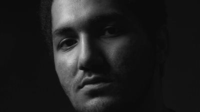 طالب ثانوي بدرجة مصور سينمائي.. قصة عبد الرحمن هيكل من السينما إلى الإعلانات | صور