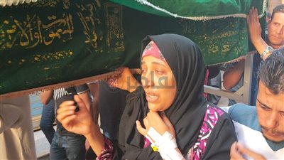 والدة ضحية الإهمال الطبي بطنطا تودع طفلتها: يارب يجعلك مع المتقين | صور