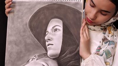 طبيبة تبدع خلال معرض تشكيلي يحاكي أزمات البالطو الأبيض