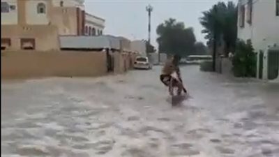 شاب يتزلج على المياه في الشوارع التي غمرها إعصار شاهين │ فيديو