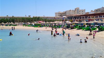 أعداد محدودة من المصطافين على شواطئ الغردقة بسبب انخفاض الحرارة والاستعداد للمدارس