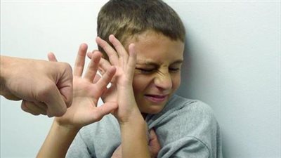 معلم يضرب طالبا بالخرطوم في مدرسة بأسيوط | شاهد