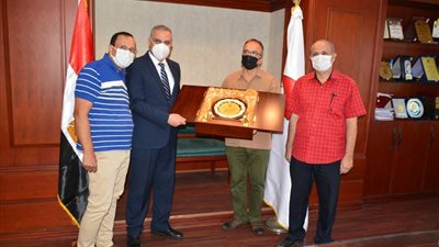 محافظ سوهاج يتلقى درع نقابة الأطباء تقديرًا لجهوده في دعم جهود مواجهة كورونا