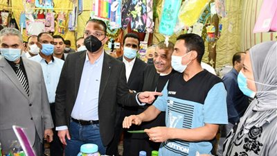 بتخفيضات تصل إلى 30%؜.. محافظ الفيوم يفتتح معرض أهلا مدارس | صور