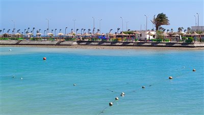 هلت نسمات الشتاء.. شواطئ الغردقة دون مصطافين بسبب انخفاض درجات الحرارة | صور وفيديو