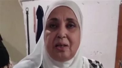 يوم الغلابة.. سيدة بحلوان تقدم الملابس للمحتاجين مجانا