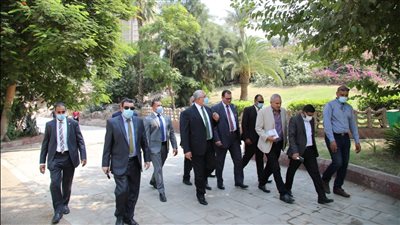 أول تحرك رسمي بعد شائعة إزالتها من الآثار.. وزير الزراعة يزور حديقة الأسماك | صور