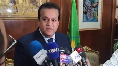 بتحية العلم.. وزير التعليم العالي ييدأ جولته في جامعة عين شمس