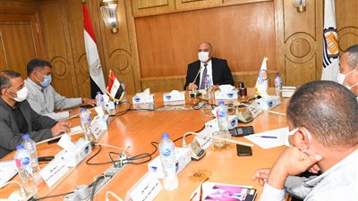 محافظ قنا يتابع الموقف التنفيذي لمشروعات الصرف الصحي بالمحافظة