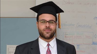 مينا ميشيل الحاصل على الدكتوراه من ألمانيا.. تجاوز حلمه وإعاقته البصرية أيضًا 