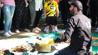 مطبخ حكيم.. شاب مصري يقدم الأكلات الشعبية بحدائق أوروبا 
