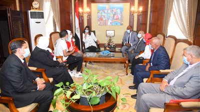 نبيلة مكرم تهدي وفد مدرسة الغُريّب للتعليم الأساسي درع مبادرة اتكلم عربي