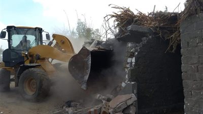 تنفيذًا لتوجيهات الرئيس.. إزالة 40 حالة تعدٍ على حرم النيل بالبحيرة