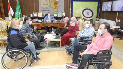 محافظ المنوفية يلتقي وفدًا من ذوي الهمم لبحث مطالبهم | صور