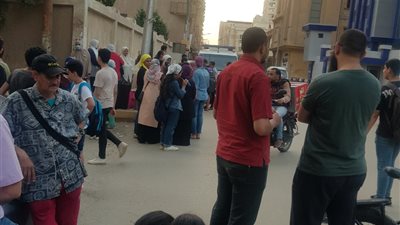 بالزغاريد والورود.. طلاب وأولياء أمور يستقبلون معلم بنها بعد تبرئته من التحرش (صور) 