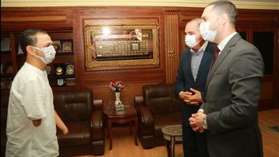 محافظ كفر الشيخ يكرم رضا فضل وفايزة حلوسة لتميزهم في مجال عملهما | صور 