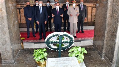 الرئيس السيسي يضع أكاليل الزهـور على قبر الجندي المجهـول والسادات وعبد الناصر 