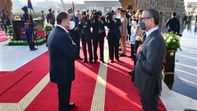 أبناء عبد الناصر والسادات يشاركون السيسي في وضع إكليل الزهور على قبر الجندي المجهول 