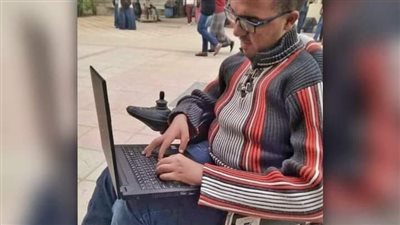 طاقة نور.. محمود يتحدى إعاقته وينجح في الكتابة والتصميمات على مواقع التواصل