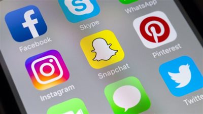 6 ساعات دون فيسبوك.. لماذا أصبح العالم الافتراضي حياة الشباب؟