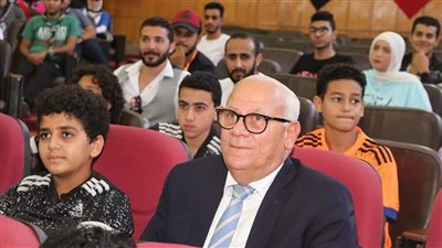 محافظ بورسعيد يكسر البروتوكولات ويشاهد فيلمًا تسجيليًا عن حرب أكتوبر مع الأطفال: مش عاوز أجلس في الصف الأول | صور 
