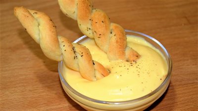 زى المطاعم.. طريقة عمل صوص الجبنة كنتاكي وبطاطس محمرة