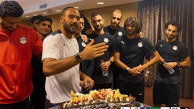 لاعبو منتخب مصر يحتفلون بعيد ميلاد محمد شوقي | صور