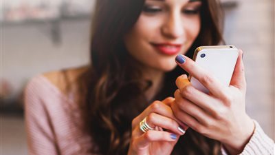 حسيت إني في إجازة.. كيف عاشت نساء مصر ساعات انقطاع مواقع التواصل الاجتماعي