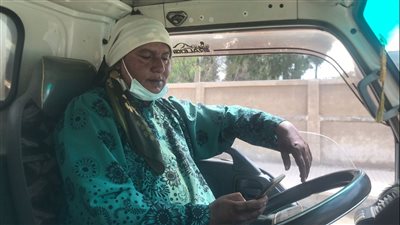 «بنفحت الأسفلت».. فايزة حلوسة أول سيدة حاصلة علي رخصة قيادة مهنية بكفر الشيخ |فيديو 