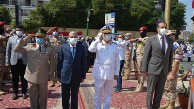 محافظ المنيا يضع إكليلًا من الزهور على النصب التذكاري احتفالًا بالذكرى الـ 48 لنصر أكتوبر
