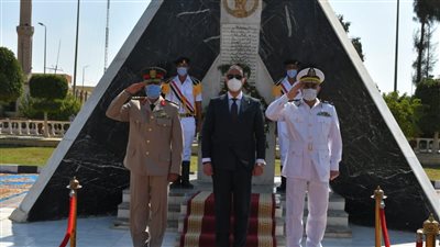 احتفالًا بـ نصر أكتوبر.. محافظ الفيوم يضع إكليلا من الزهور على النصب التذكاري | صور