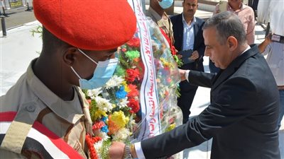 احتفالا بانتصارات أكتوبر.. محافظ سوهاج يضع إكليلا من الزهور على النصب التذكاري للشهداء 
