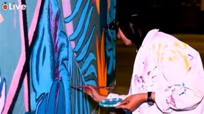 بتكليف من الكلية.. شابتان تبدعان بالرسم على جدران مدينة 6 أكتوبر