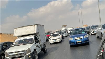 شلل مروري على الطريق الدائري بعد انقلاب كونتينر ومقطورة محملة بالطوب | صور