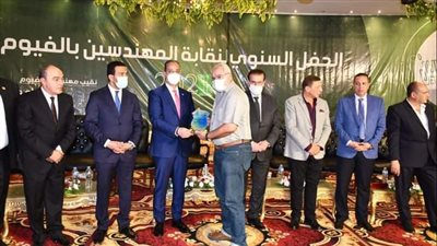 محافظ الفيوم يهدي نقيب المهندسين درع المحافظة | صور